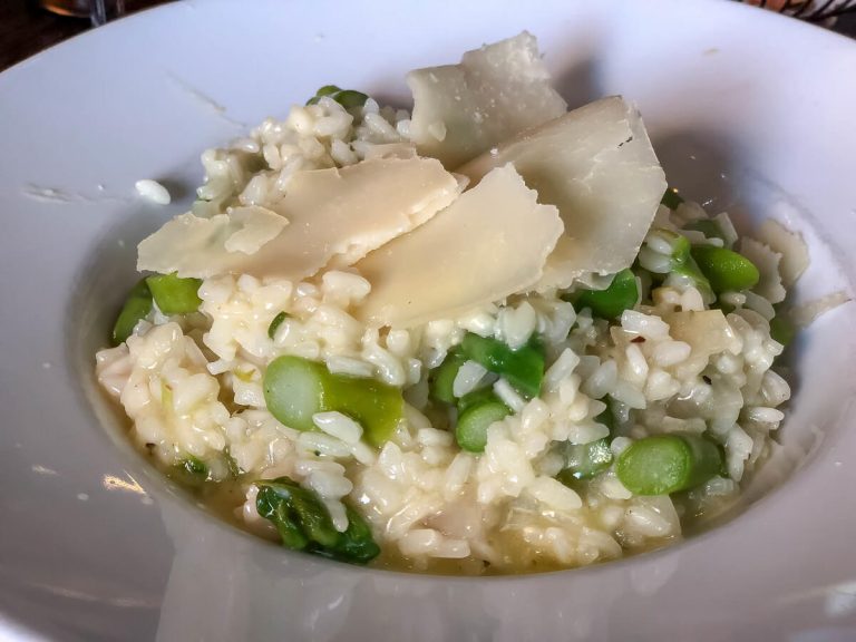 Risotto agli asparagi cremoso decorato con scaglie di parmigiano