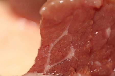 Carne cruda con liquido fuoriuscito per effetto del contatto col sale
