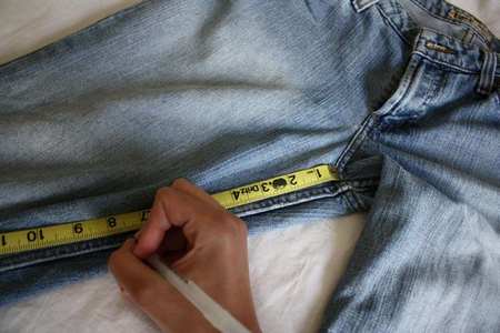 Come misurare la lunghezza delle gambe dei jeans con il metro a nastro