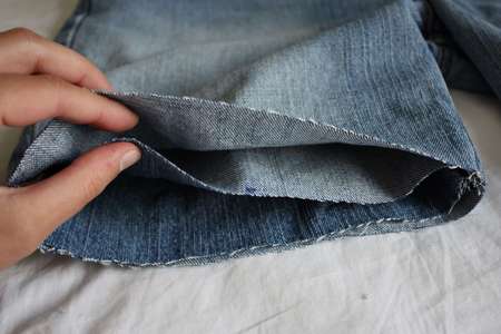 Orlo di jeans tagliato a vivo