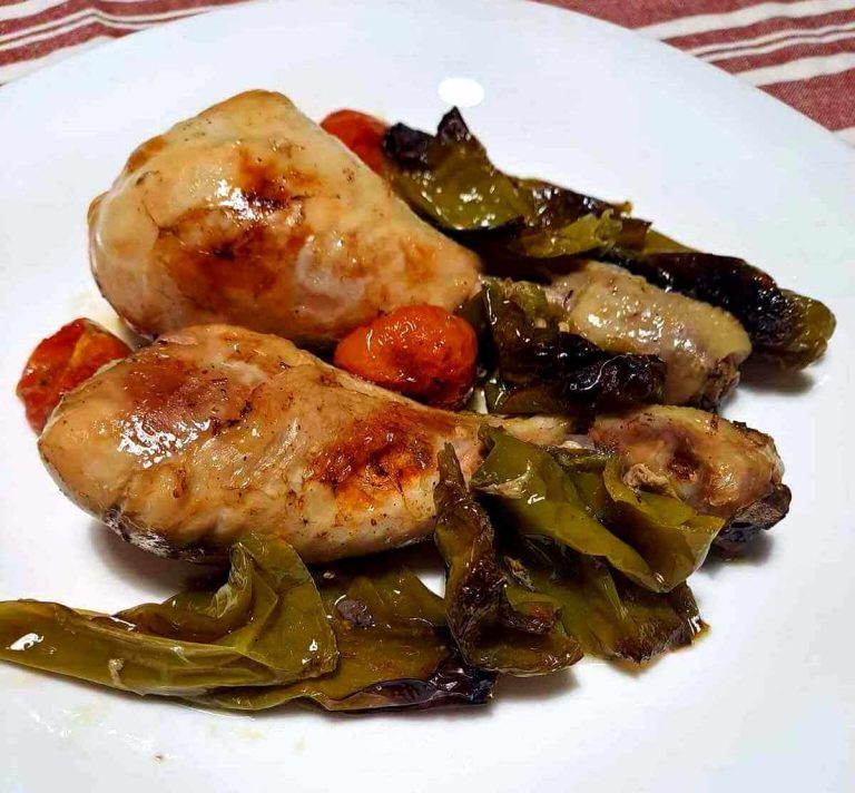 Cosce di pollo con friggitelli e pomodorini alla barese nel piatto