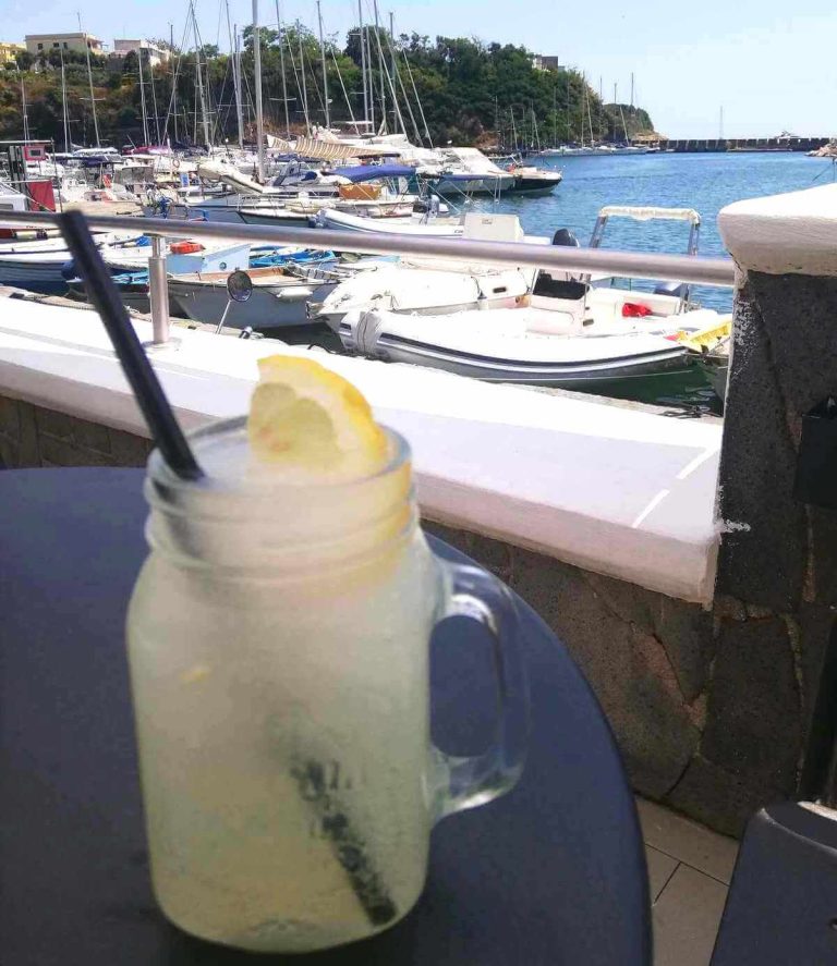 Sarchiapone napoletano fatto con granita al limone ed acqua gassata nel bicchiere