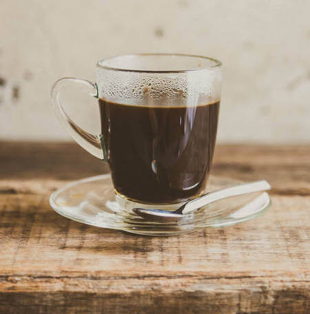 Caffè americano servito in tazza di vetro 